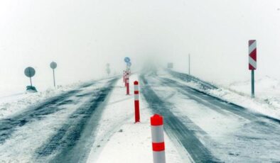 Kar ve tipi nedeniyle Ardahan-Şavşat kara yolu ağır tonajlı araçlara kapatıldı