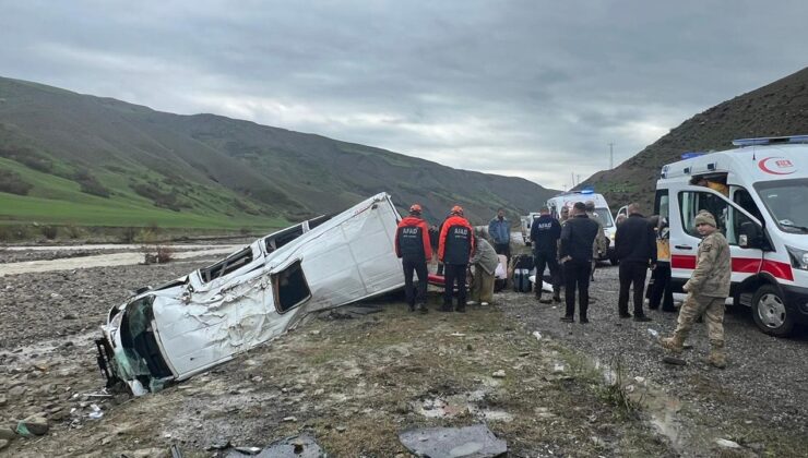 Kontrolden çıkan minibüs dere yatağına devrildi: Çok sayıda yaralı var