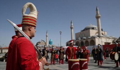 Konya Büyükşehir Mehter Takımı ile şehrin meydanlarında mehter coşkusu sürüyor