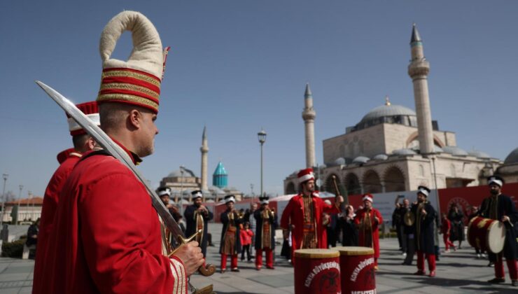 Konya Büyükşehir Mehter Takımı ile şehrin meydanlarında mehter coşkusu sürüyor