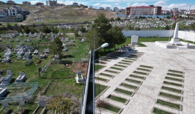 Mezarlıkta dikkat çeken detay: Kabirlerin kıble yönü farklı çıktı