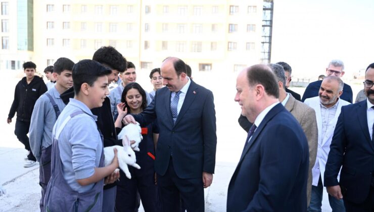 Milletvekili Baykan ve Başkan Altay’dan öğrencilere sürpriz ziyaret