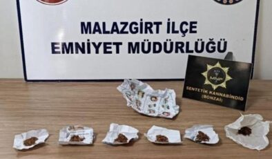 Muş’ta uyuşturucu operasyonları: Aracın gizli bölmesinden yüzlerce gram zehir çıktı!