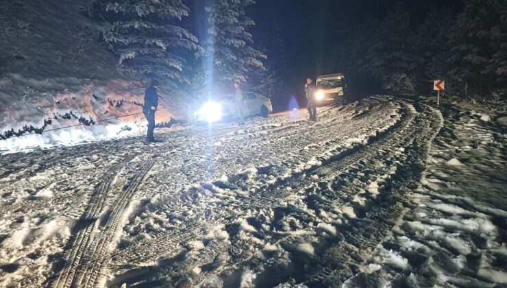 Nisan ayında kar bastırdı, Kastamonu’da yola çıkan mahsur kaldı