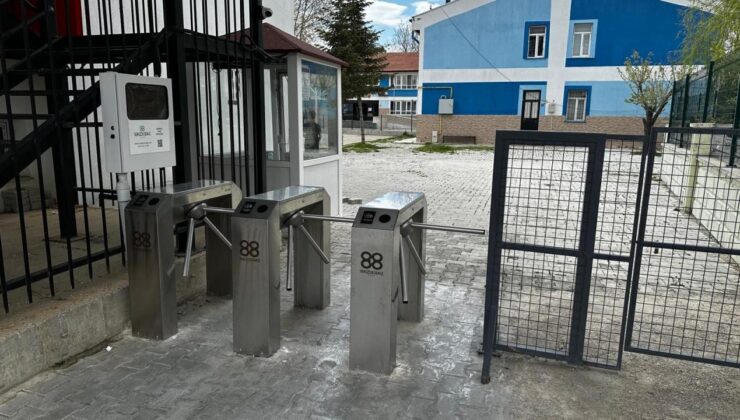 Okullarda yeni dönem: İlk kez uygulandı! Turnikeyle giriş yapılıyor