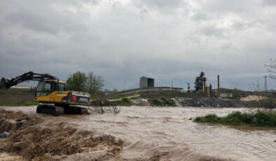 Osmaniye Düziçi’nde şiddetli yağış nedeniyle köprü çöktü