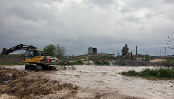 Osmaniye Düziçi’nde şiddetli yağış nedeniyle köprü çöktü