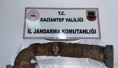 Piton derisine İbranice altın yazmalı kitap ele geçirildi
