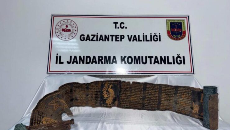 Piton derisine İbranice altın yazmalı kitap ele geçirildi