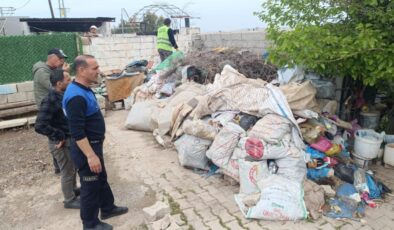 Reyhanlı’da bir evden 6 kamyon çöp çıkarıldı