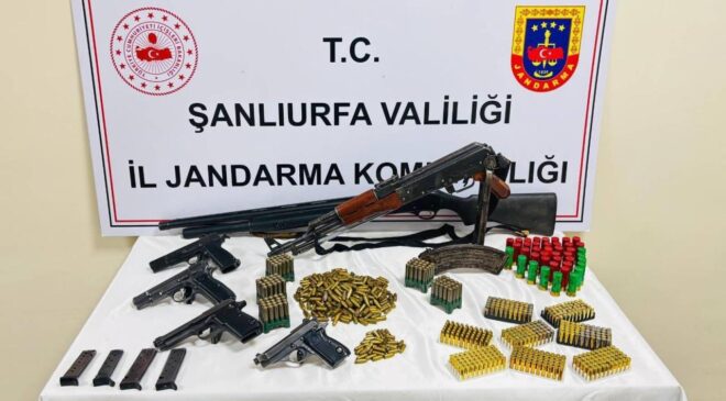 Şanlıurfa’da cephanelik gibi eve baskın: Uzun namlulu tüfek ve tabancalar ele geçirildi!
