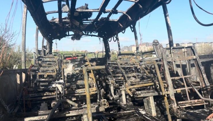 Seyir halindeyken yanan midibüs demir yığınına döndü
