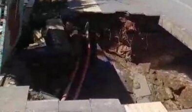 Siirt’te kaldırım çöktü; yol trafiğe kapatıldı