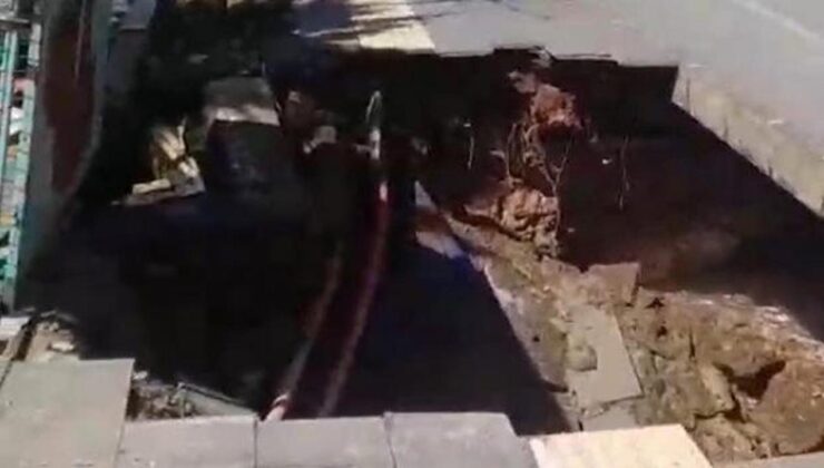 Siirt’te kaldırım çöktü; yol trafiğe kapatıldı