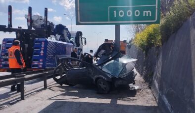 TEM Otoyolu’nda otomobil yön levhasına saplandı