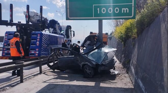 TEM Otoyolu’nda otomobil yön levhasına saplandı