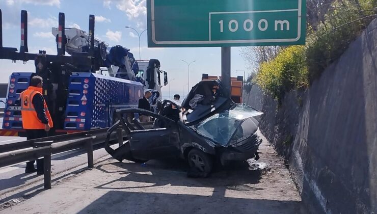 TEM Otoyolu’nda otomobil yön levhasına saplandı