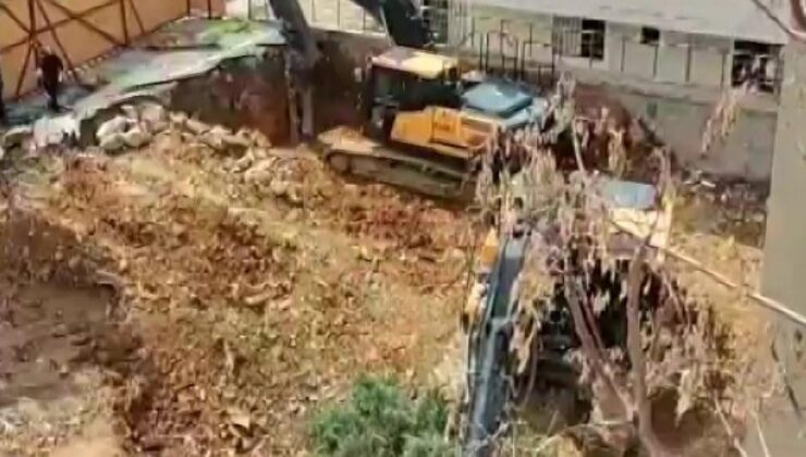 Üsküdar Belediyesi’nin ruhsat verdiği inşaat alanında ağaçlar kesildi