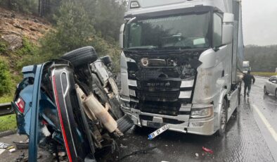 3 araçlık zincirleme kaza: Otomobil un ufak oldu! 1 ölü, 5 yaralı!