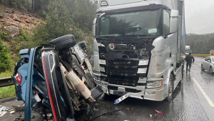3 araçlık zincirleme kaza: Otomobil un ufak oldu! 1 ölü, 5 yaralı!