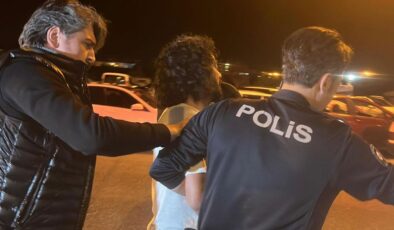 Annelerine müdahale etmek için gelen sağlık çalışanlarını rehin alıp bıçakla birbirlerine girdiler