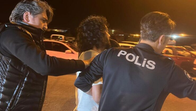 Annelerine müdahale etmek için gelen sağlık çalışanlarını rehin alıp bıçakla birbirlerine girdiler