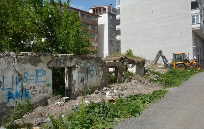 Ardahan’da Metruk Binalar Tarih Oluyor