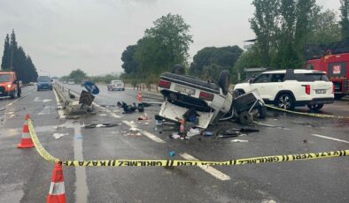 Aydın’da sinyalizasyon direğine çarpan otomobil takla attı