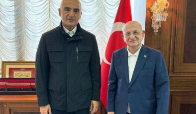 Bakan Ersoy’dan İsmail Kahraman’a anlamlı ziyaret
