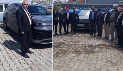 Belediye binası önünde "makam aracı" pozu