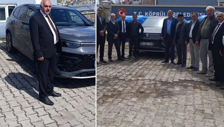 Belediye binası önünde "makam aracı" pozu