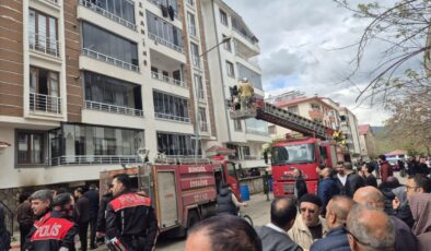 Bingöl’de korkutan yangın: Dumanlar binayı sardı, 13 kişi etkilendi