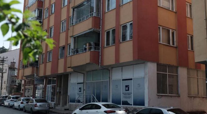 Bir ilimiz bu olayı konuşuyor: Genç kız, hocasının elinden kurtulmak için balkondan çıplak atladı