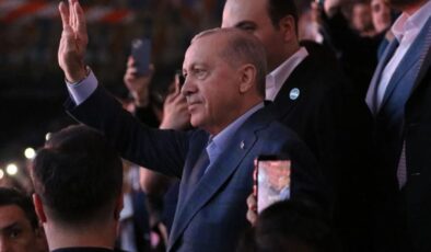 Cumhurbaşkanı Erdoğan’dan gençlere: Sizi kirli emelleri için kullanmak isteyenlere müsaade etmeyin