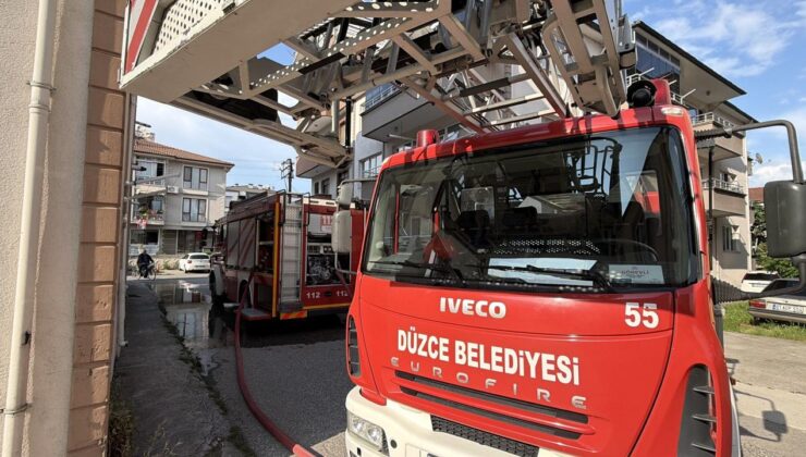 Düzce’de 3 katlı binada yangın paniği