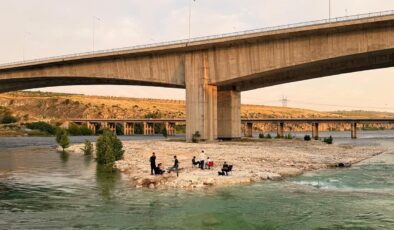 Fırat Nehri’nde panik! Su bir anda yükseldi, piknikçiler mahsur kaldı