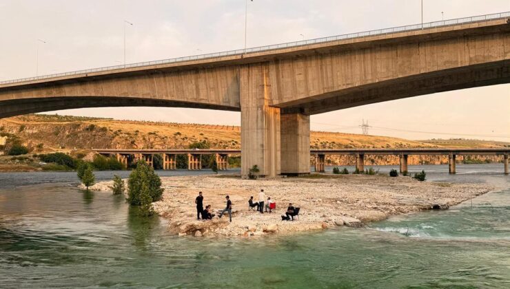 Fırat Nehri’nde panik! Su bir anda yükseldi, piknikçiler mahsur kaldı