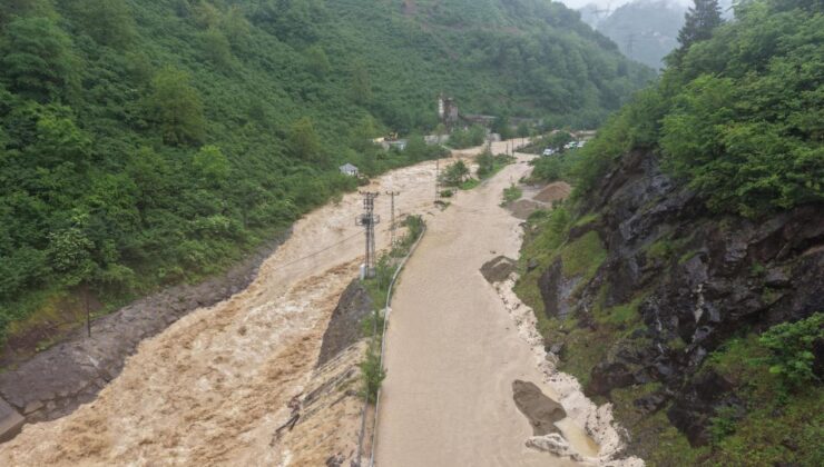 Giresun’da dere taştı, yol ulaşıma kapatıldı