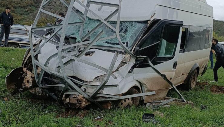 Hakkari’de elektrik direğine çarpan minibüsteki 11 kişi yaralandı