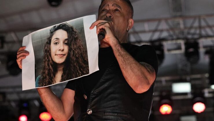 Haluk Levent, konserde Gülistan Doku’nun posteri açıp türkü seslendirdi