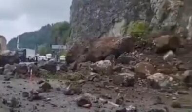 Karadeniz Sahil Yolu’nda heyelan! Ulaşıma kapandı