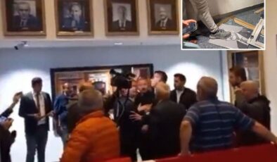Kılıçdaroğlu’nun CHP Genel Merkezi’ndeki fotoğrafı indirildi, ayaklar altına alındı