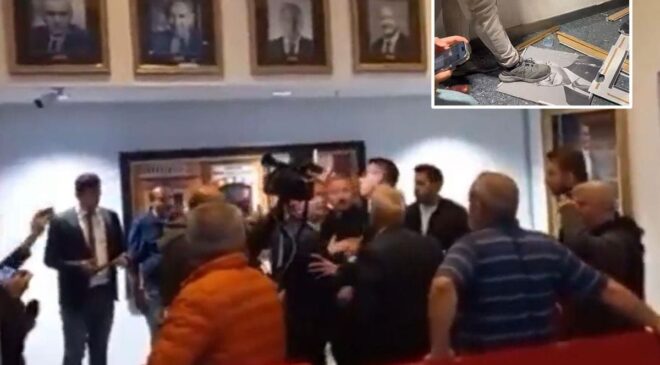 Kılıçdaroğlu’nun CHP Genel Merkezi’ndeki fotoğrafı indirildi, ayaklar altına alındı