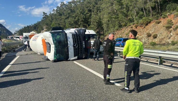 Marmaris’te beton mikseri devrildi, sürücü kazayı yara almadan atlattı