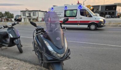 Motosiklet otomobile çarptı: 2 yaralı