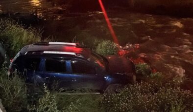 Otomobil dereye uçtu, sürücü aracı bırakıp gitti