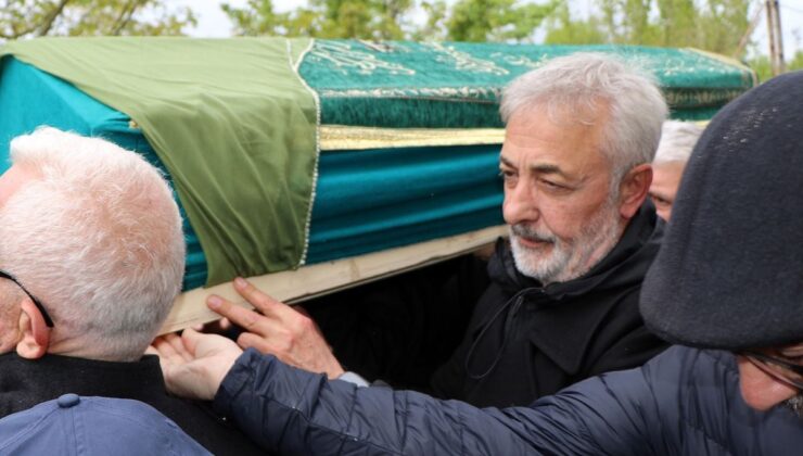Oyuncu Mehmet Aslantuğ, annesini son yolculuğuna uğurladı