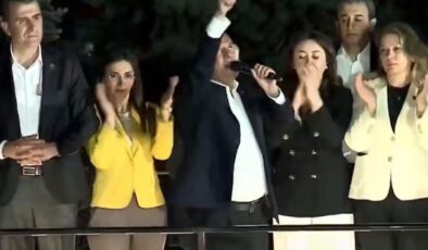 Özel, CHP Genel Merkezi önünde toplanan kalabalığa seslendi: Hiçbir yere gitmiyorum