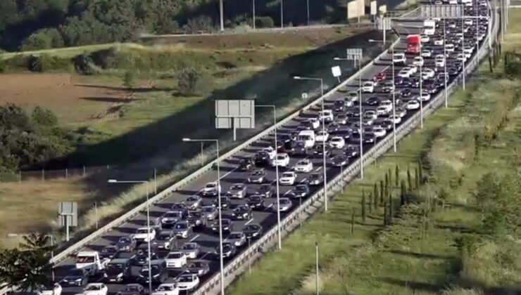 Tatilciler dönüş yolunda! Tekirdağ ve İzmit yolunda trafik kilit
