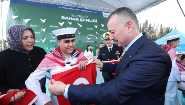 Vatan aşkıyla, çakı gibi asker oldular: Büyükakın temsili uğurlamada halay çekti